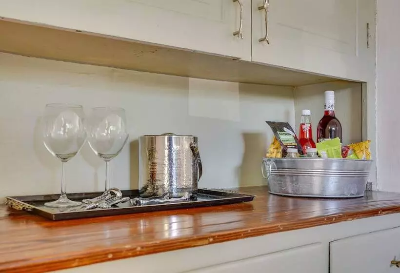 Historic Detroit Bungalow: Pet & Family Friendly