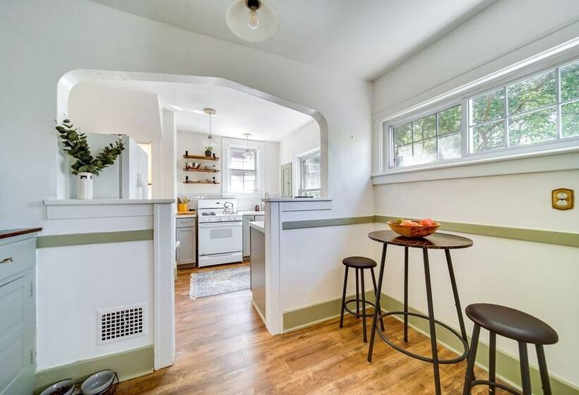 Historic Detroit Bungalow: Pet & Family Friendly