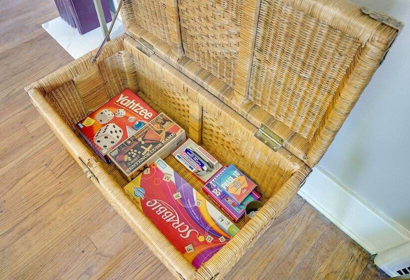 Historic Detroit Bungalow: Pet & Family Friendly