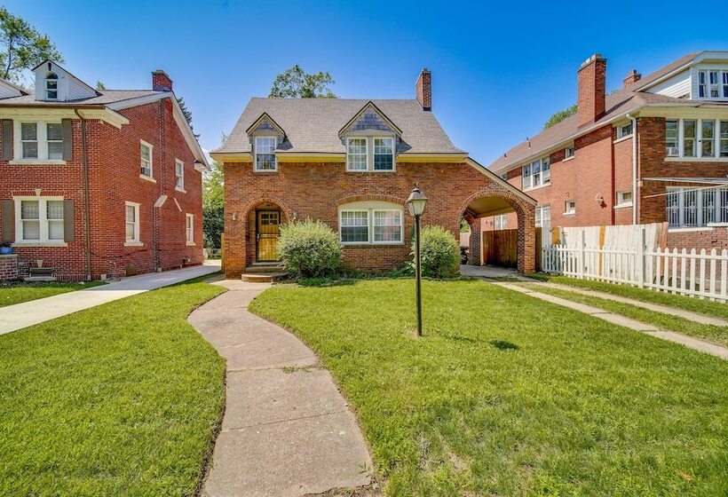 Historic Detroit Bungalow: Pet & Family Friendly