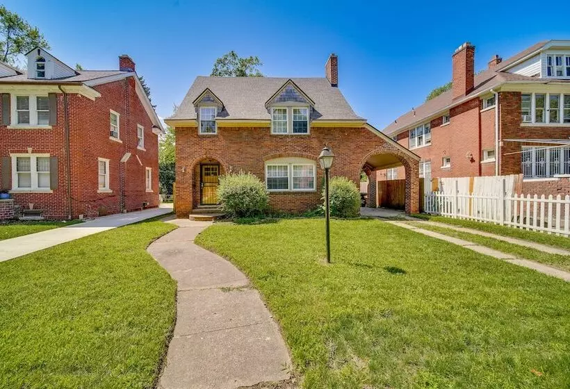 Historic Detroit Bungalow: Pet & Family Friendly