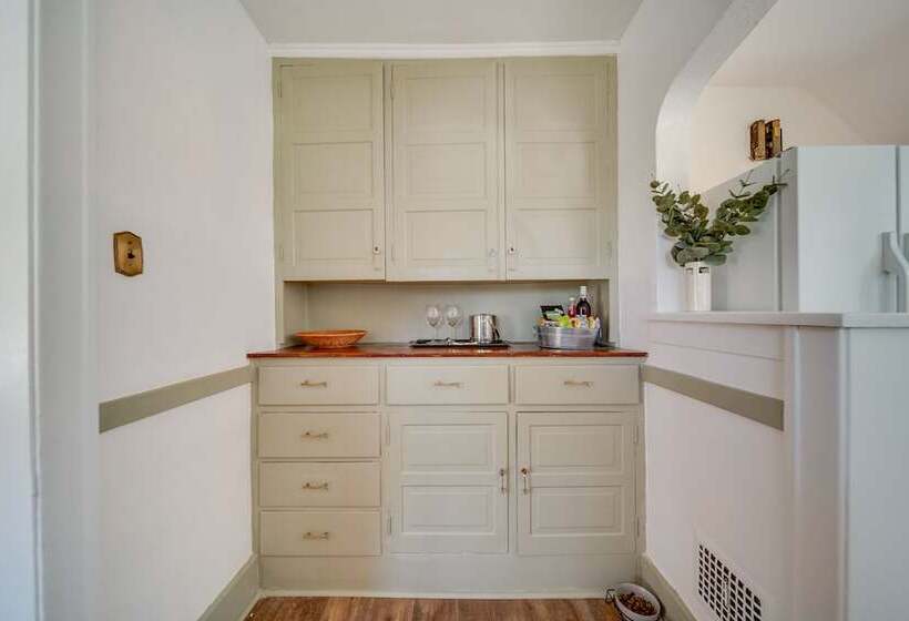 Historic Detroit Bungalow: Pet & Family Friendly