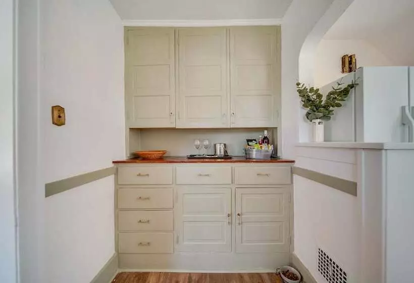 Historic Detroit Bungalow: Pet & Family Friendly