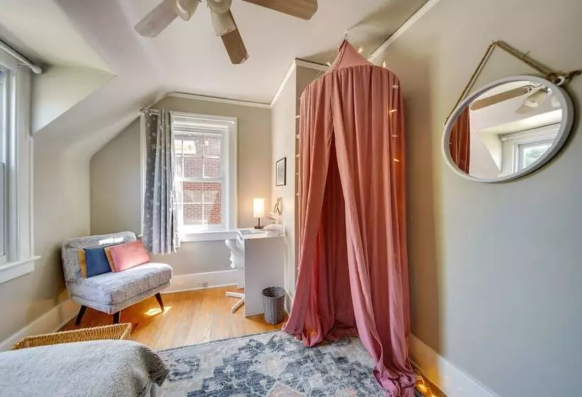 Historic Detroit Bungalow: Pet & Family Friendly