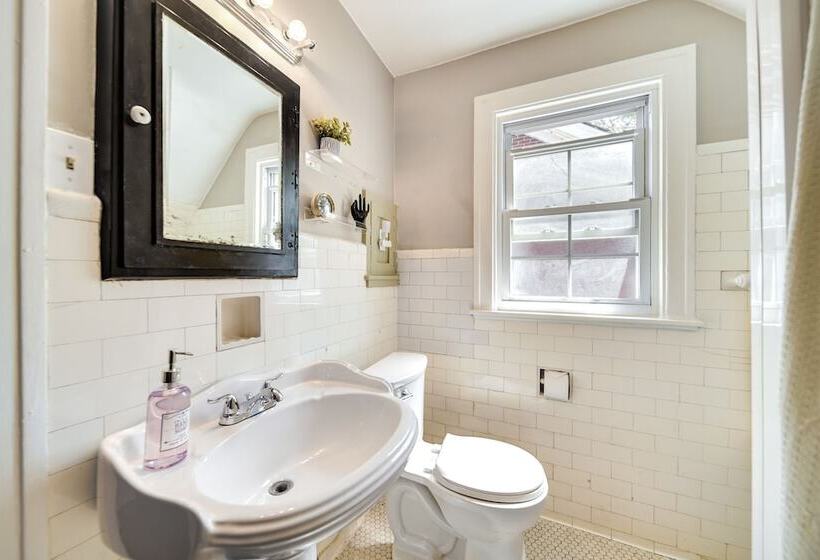 Historic Detroit Bungalow: Pet & Family Friendly
