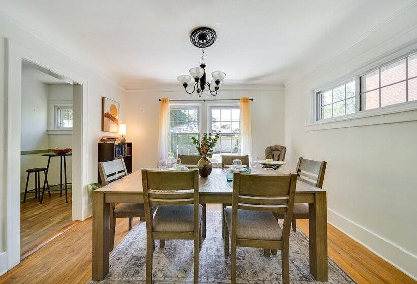 Historic Detroit Bungalow: Pet & Family Friendly