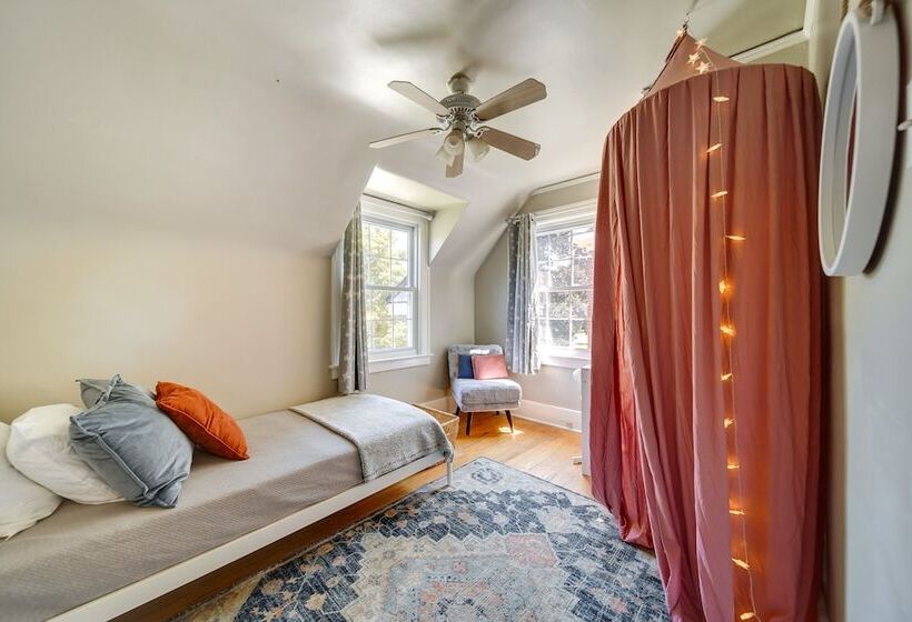 Historic Detroit Bungalow: Pet & Family Friendly