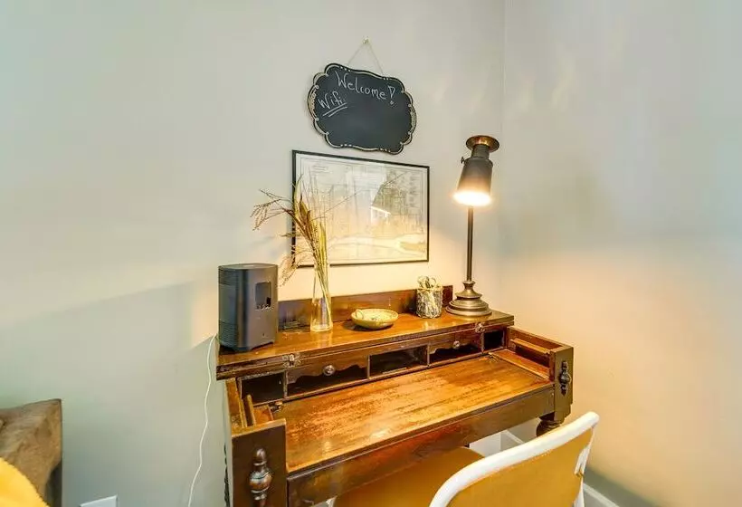 Historic Detroit Bungalow: Pet & Family Friendly