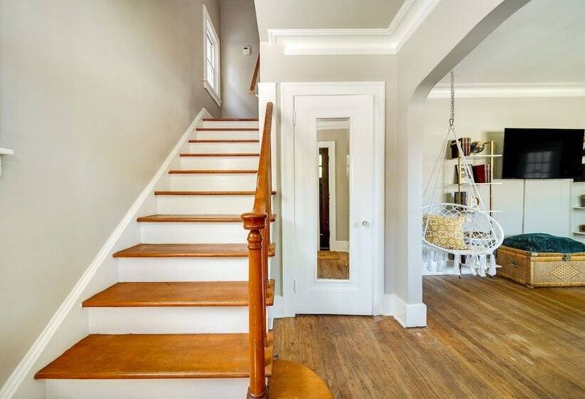 Historic Detroit Bungalow: Pet & Family Friendly