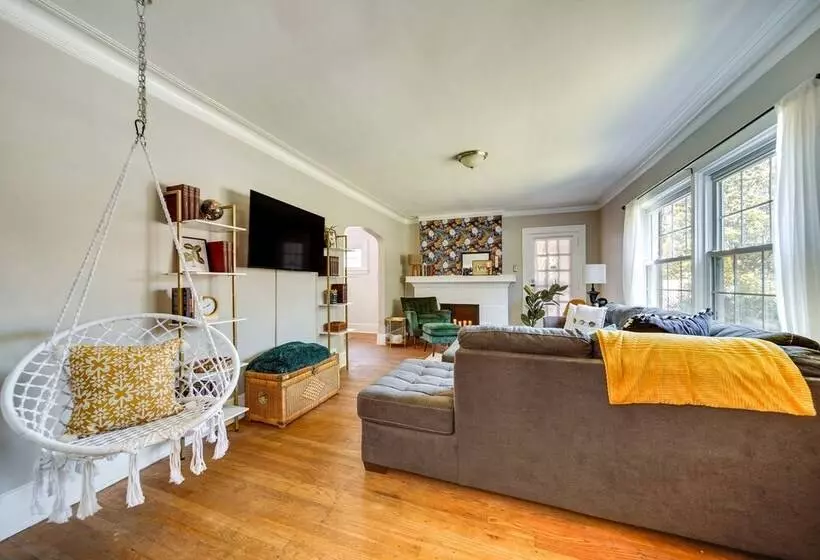 Historic Detroit Bungalow: Pet & Family Friendly