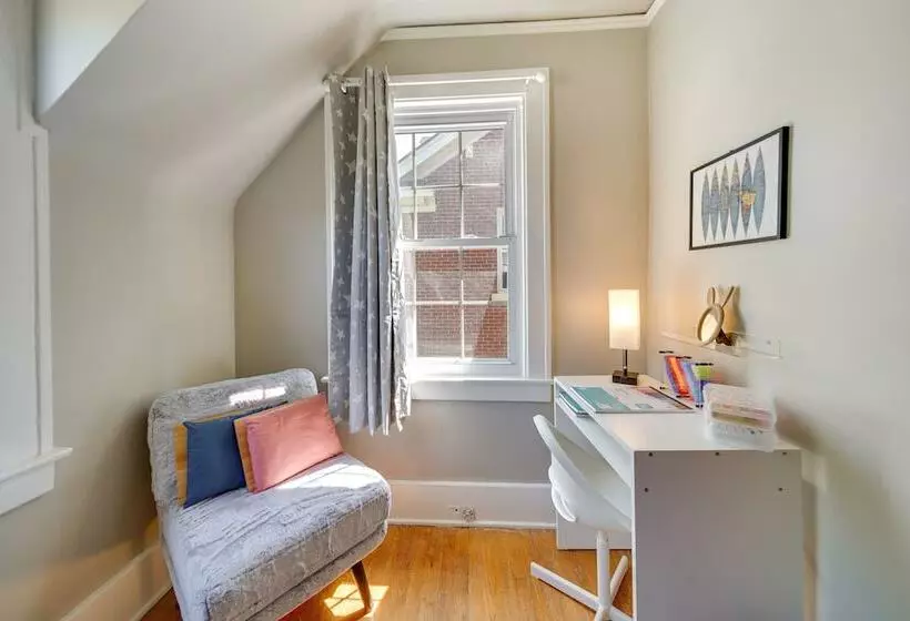 Historic Detroit Bungalow: Pet & Family Friendly
