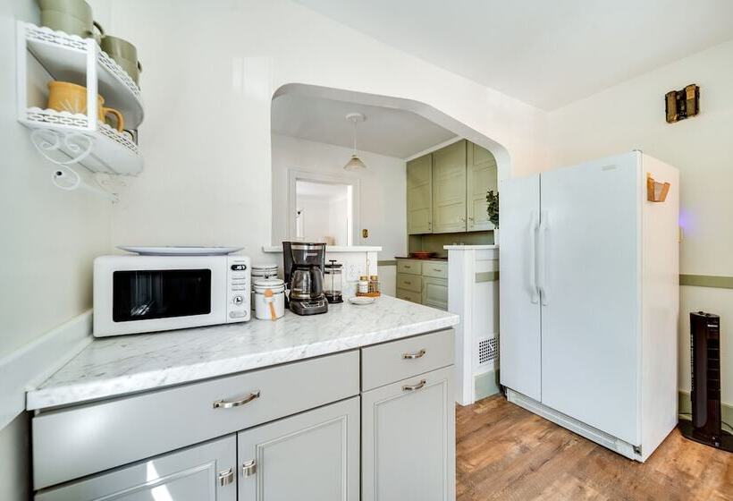 Historic Detroit Bungalow: Pet & Family Friendly