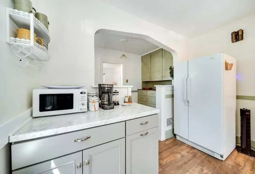 Historic Detroit Bungalow: Pet & Family Friendly