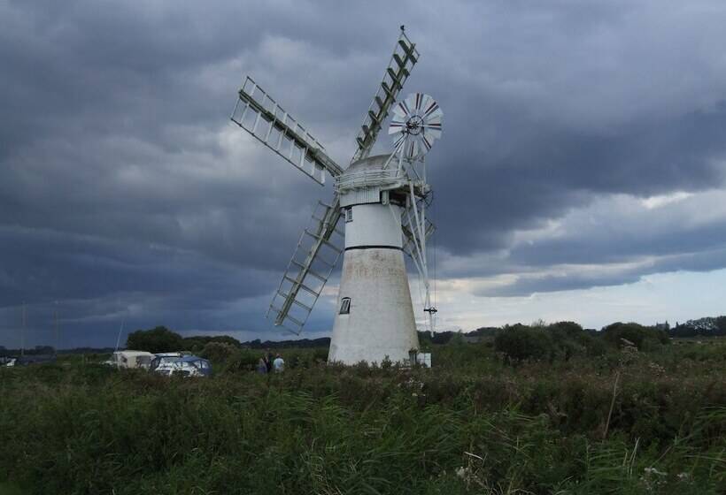 هتل Charming 1 Bed Lodge In Woodland Setting