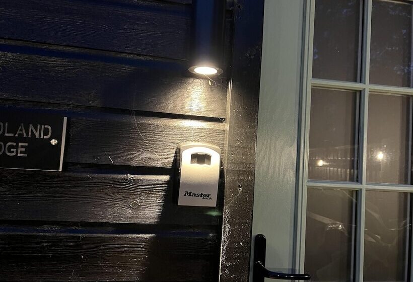 هتل Charming 1 Bed Lodge In Woodland Setting