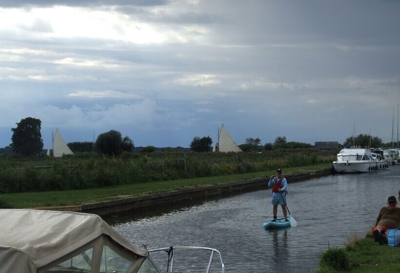 هتل Charming 1 Bed Lodge In Woodland Setting