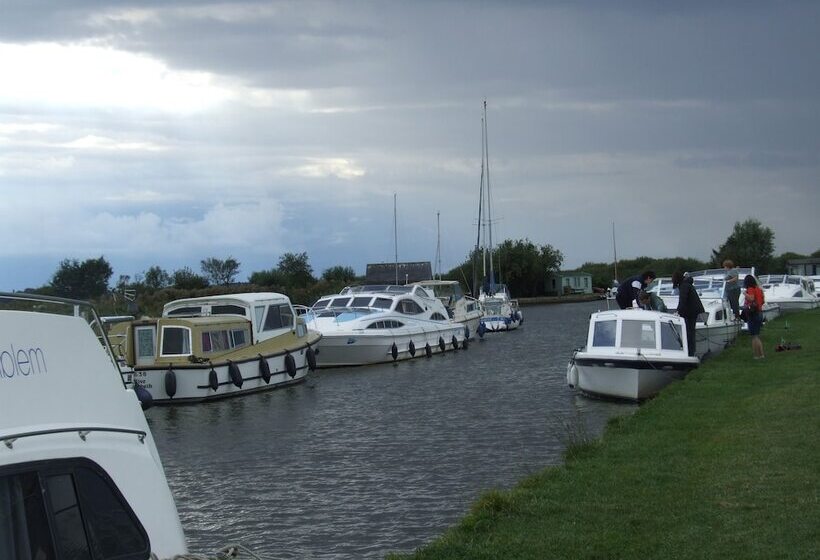 هتل Charming 1 Bed Lodge In Woodland Setting