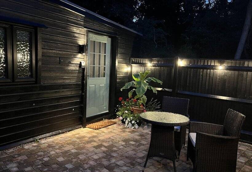 هتل Charming 1 Bed Lodge In Woodland Setting