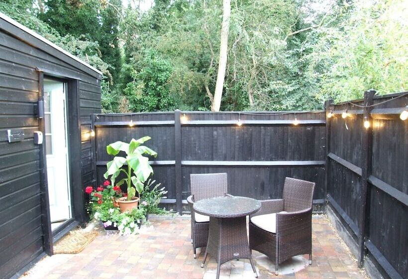 هتل Charming 1 Bed Lodge In Woodland Setting