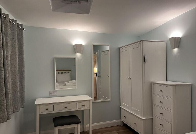 هتل Charming 1 Bed Lodge In Woodland Setting