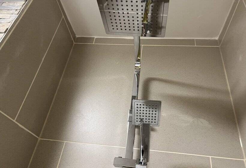 هتل Charming 1 Bed Lodge In Woodland Setting