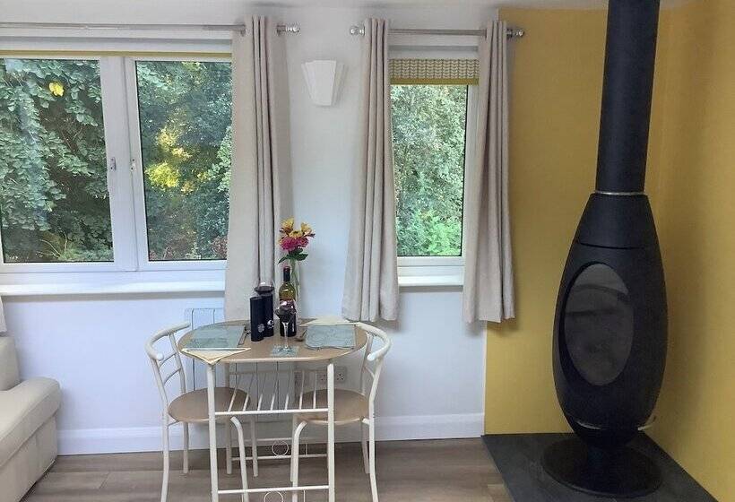 هتل Charming 1 Bed Lodge In Woodland Setting