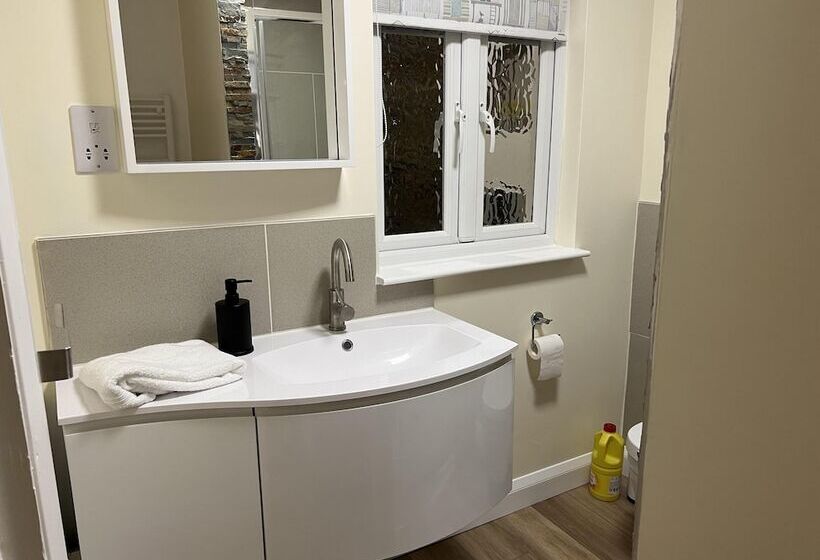 هتل Charming 1 Bed Lodge In Woodland Setting