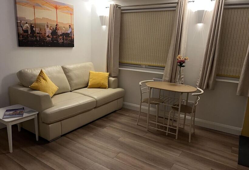 هتل Charming 1 Bed Lodge In Woodland Setting