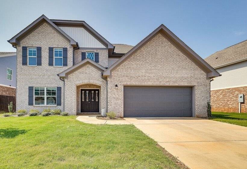 Huntsville Oasis W/ Basketball Court & Patio!