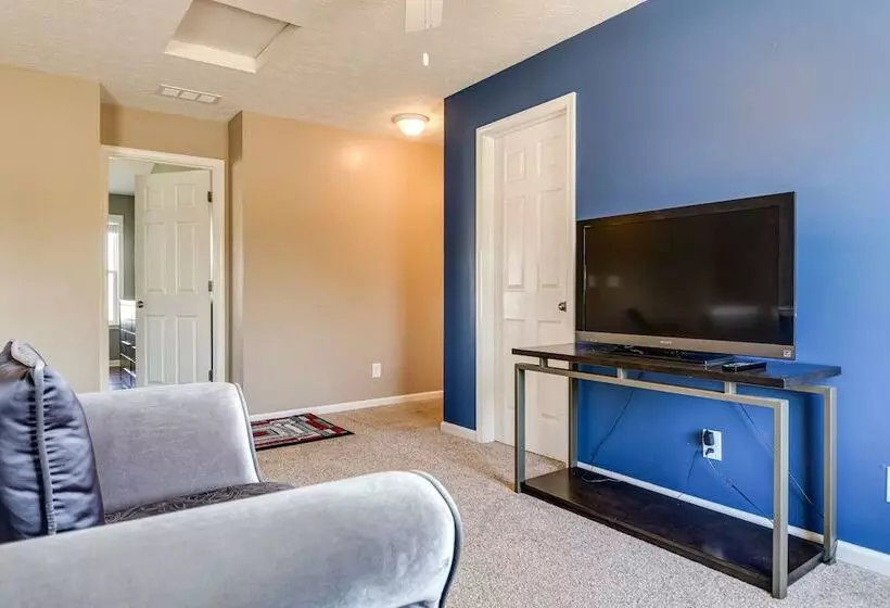 Indianapolis Home W/ Patio & Community Pool!