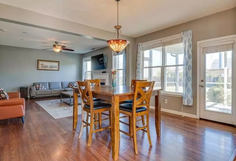 Indianapolis Home W/ Patio & Community Pool!