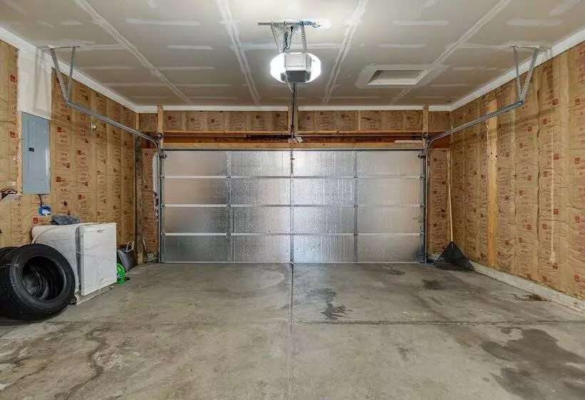 Indianapolis Home W/ Patio & Community Pool!