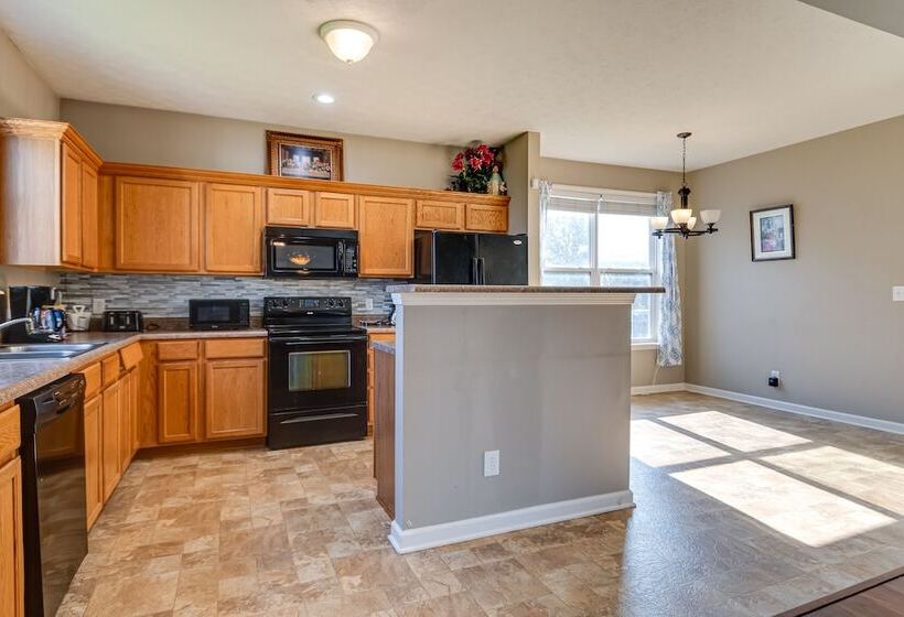 Indianapolis Home W/ Patio & Community Pool!