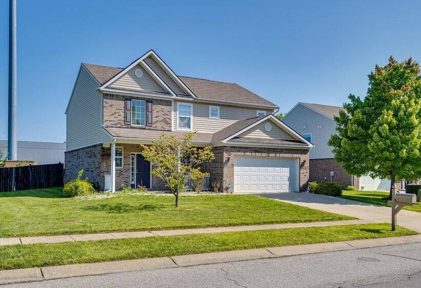 Indianapolis Home W/ Patio & Community Pool!