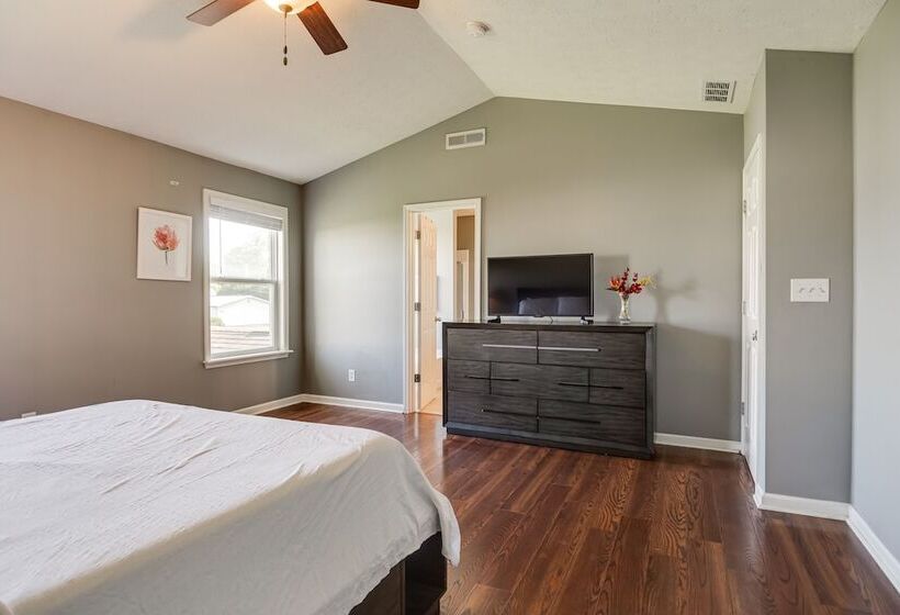 Indianapolis Home W/ Patio & Community Pool!