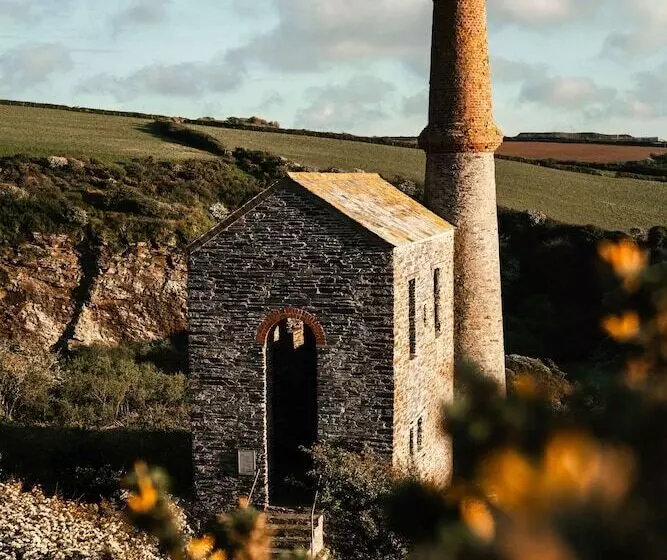 K3 Kudhva Treehouse Cabin In Tintagel