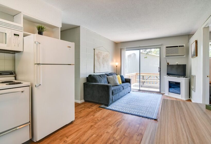 Lakefront Haven: Boat Slip, Deck & Community Pool!