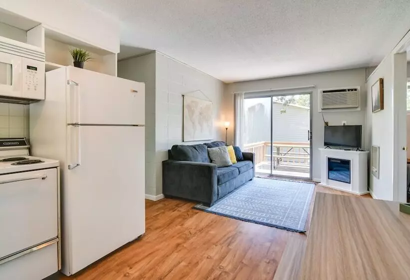 Lakefront Haven: Boat Slip, Deck & Community Pool!