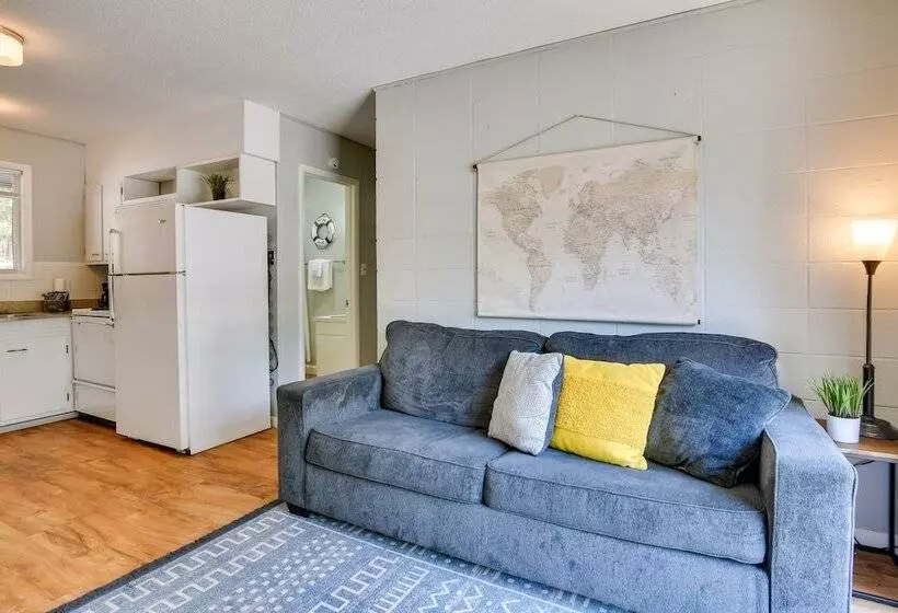 Lakefront Haven: Boat Slip, Deck & Community Pool!