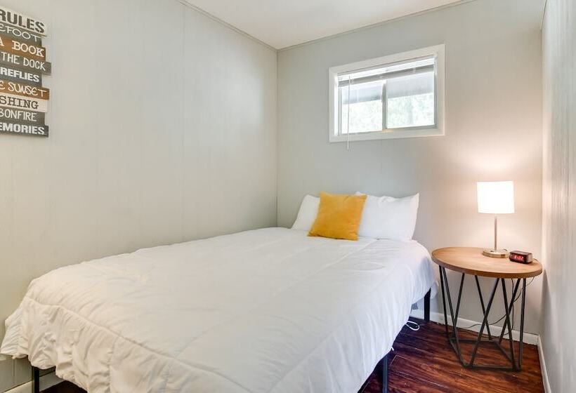 Lakefront Haven: Boat Slip, Deck & Community Pool!