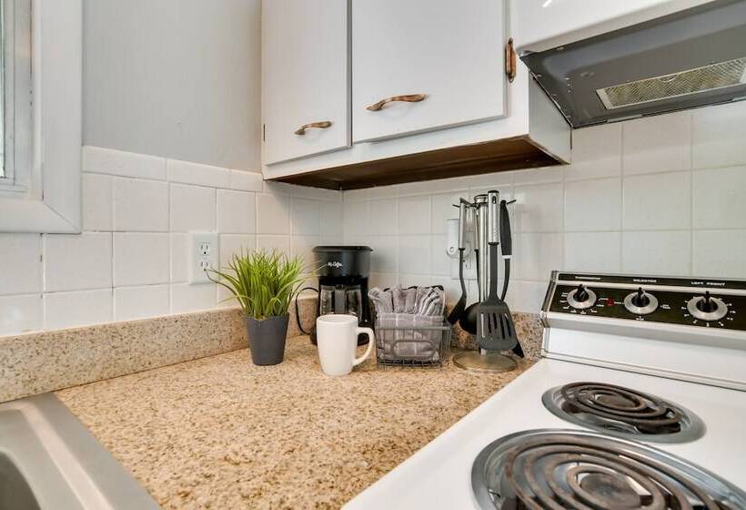 Lakefront Haven: Boat Slip, Deck & Community Pool!