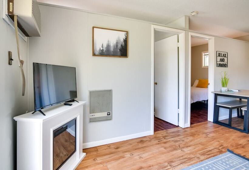 Lakefront Haven: Boat Slip, Deck & Community Pool!