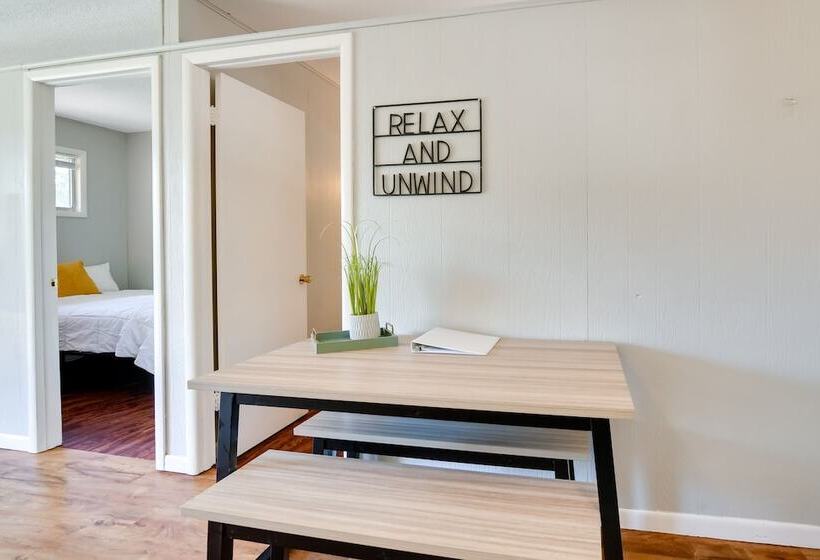 Lakefront Haven: Boat Slip, Deck & Community Pool!