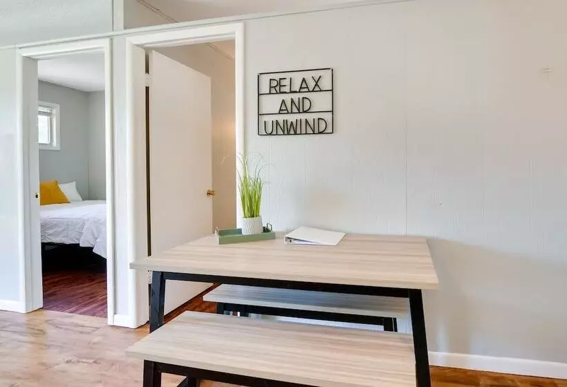 Lakefront Haven: Boat Slip, Deck & Community Pool!