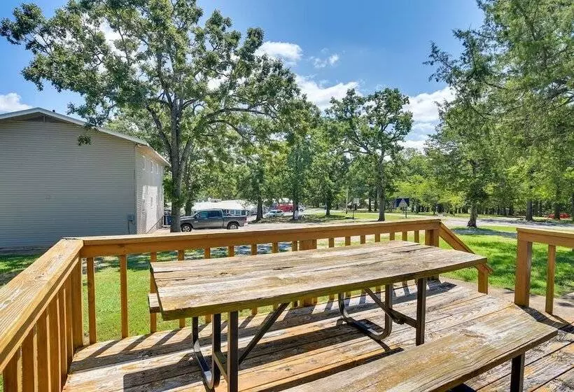 Lakefront Haven: Boat Slip, Deck & Community Pool!