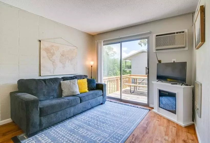 Lakefront Haven: Boat Slip, Deck & Community Pool!