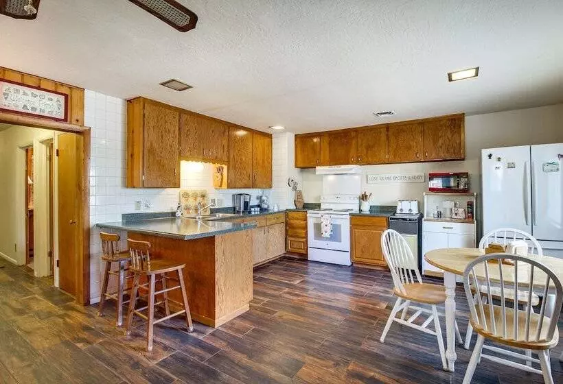 Furnished Porch + Gas Grill: Lakeside Cottage Stay