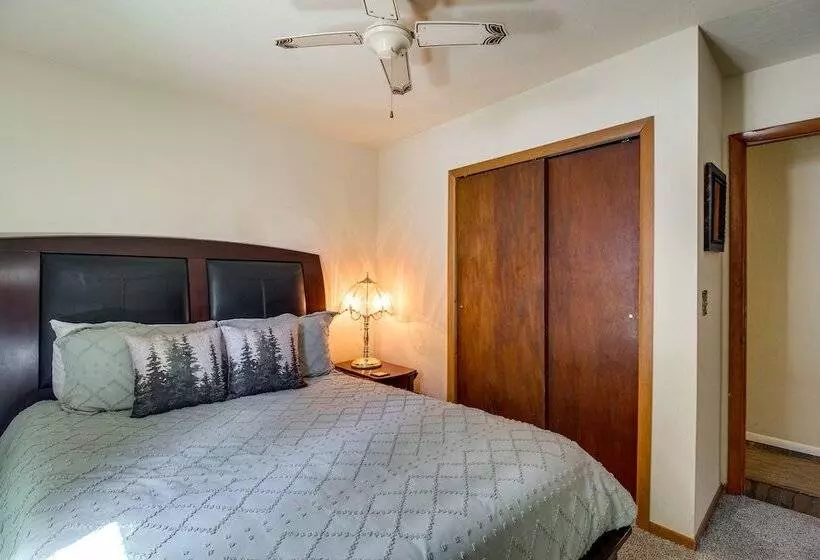 Furnished Porch + Gas Grill: Lakeside Cottage Stay