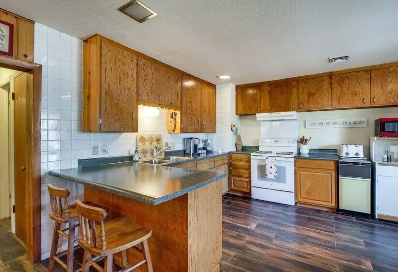 Furnished Porch + Gas Grill: Lakeside Cottage Stay