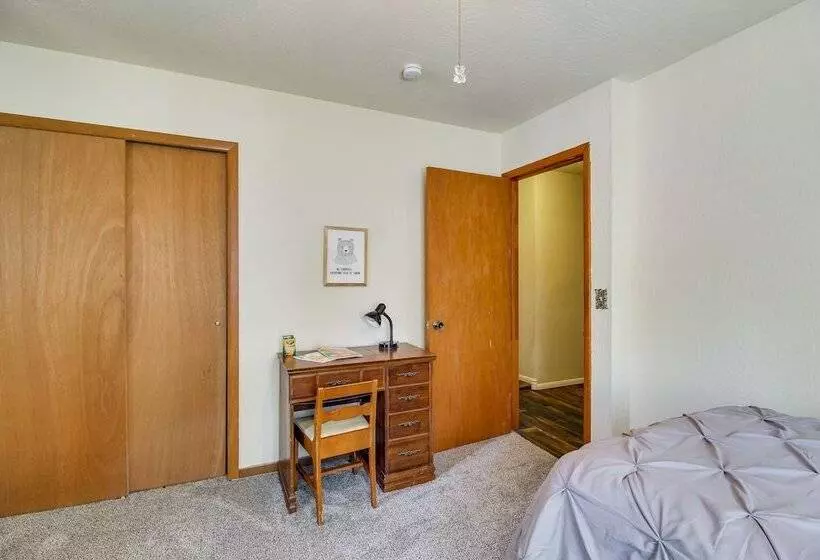 Furnished Porch + Gas Grill: Lakeside Cottage Stay